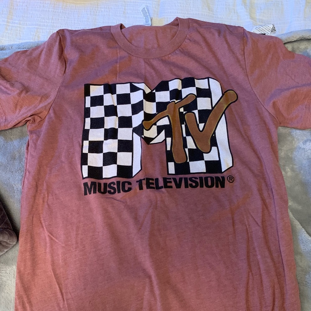 MTV shirt with cute checkerboard lettering.